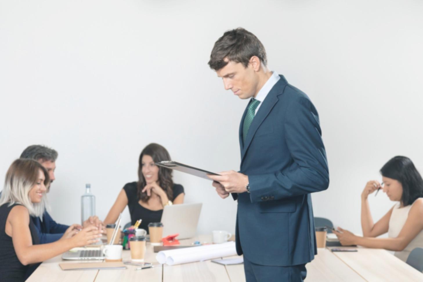 Professionelle Finanzberatung in modernem Büroumfeld
